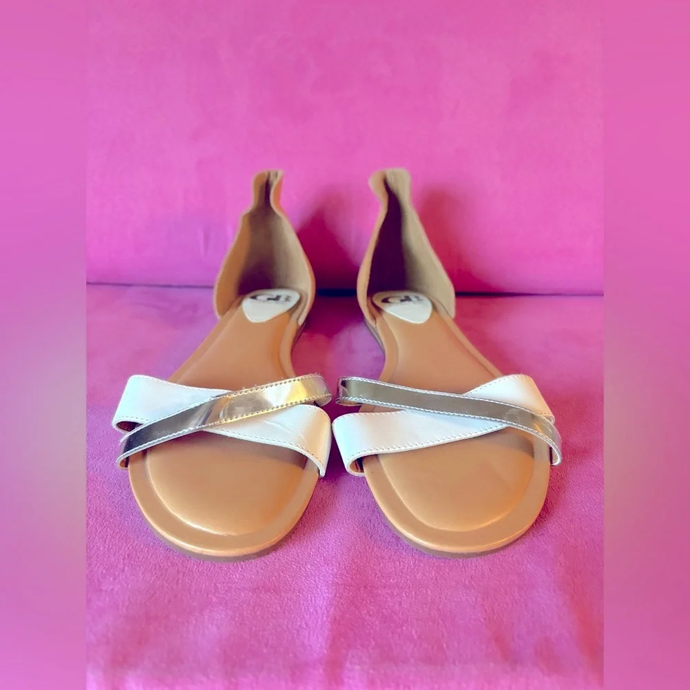 Gianni Bini On Point Flat Leather Sandals White Silver Tan Size 9.5